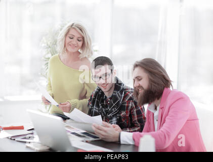 Gruppe der erfolgreiche Designer Diskussion von Dokumenten Stockfoto