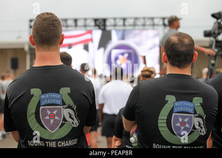 Teilnehmer und Helfer beobachten ein Denkmal Video während der Eröffnungsfeier für die 35. jährlichen Mattar Relais, MacDill Air Force Base, Tampa, Fla., Nov. 20, 2015. Us-Oberstleutnant George Mattar, eine Zitadelle Alumni und ehemalige Gemeinsame Kommunikation Support Element (JCSE) Commander, wurde am Jan. 13, 1982, wenn seine Flucht, Florida Airlines Nr. 90, die in die Gewässer des Potomac Flusses stürzte getötet. An Bord dieses Fluges waren 74 Passagiere, von denen nur sechs überlebten. Auch getötet wurden Maj. Ralph Herman, JCSE Leiter der Operationen, und Sergeant Major James Dixon. In Gedenken, JCSE Sponsoren eine jährliche 1. Stockfoto