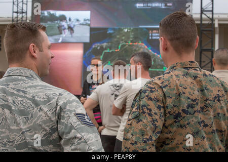 Teilnehmer und Helfer live streaming des 35. jährlichen Mattar Relais, MacDill Air Force Base, Tampa, Fla., Nov. 20, 2015. Us-Oberstleutnant George Mattar, eine Zitadelle Alumni und ehemalige Gemeinsame Kommunikation Support Element (JCSE) Commander, wurde am Jan. 13, 1982, wenn seine Flucht, Florida Airlines Nr. 90, die in die Gewässer des Potomac Flusses stürzte getötet. An Bord dieses Fluges waren 74 Passagiere, von denen nur sechs überlebten. Auch getötet wurden Maj. Ralph Herman, JCSE Leiter der Operationen, und Sergeant Major James Dixon. In Gedenken, JCSE Sponsoren einen jährlichen 14-Meile Staffellauf für alle milit Stockfoto