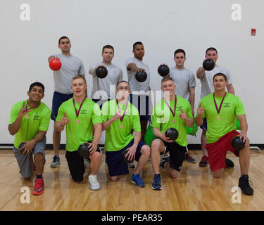 Die Mannschaften, die den ersten und zweiten Platz, posieren für ein Gruppenfoto nach dem Abschluss einer dodgeball Turnier in der Freedom Hall Fitnesscenter auf ZB. Warren Air Force Base, Nov. 20, 2015. Flieger von 90 Force Support Squadron Fitnesscenter Personal aus dem Siegerteam und Studenten aus Flieger Führung Klasse 16-B den zweiten Platz. (U.S. Air Force Foto von Lan-Kim) Stockfoto