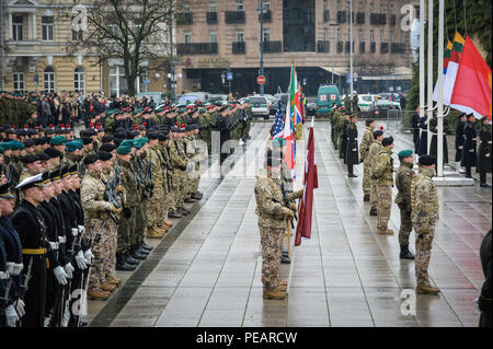 Mitglieder der Britischen Armee nahmen heute in der Litauischen Streitkräfte Tag feiern und Parade. Soldaten von 248 Gurkha Signal Squadron, 22 Signal Regiment, Zulu Unternehmen 1 Bataillon des Royal Regiment von Füsilieren und die Band von des Königs Division waren alle in Cathedral Square, Vilnius, Litauen, bereit, Parade für den litauischen Präsidenten zu. Die gurkha Signale haben fast Headquarter Allied Rapid Reaction Corps' Übung Arrcade Fusion, in der Sie als Teil der 1-Signal Brigade beteiligt waren. Die Füsiliere, haben gerade Übung Eisen Schwert, eine gemeinsame bat abgeschlossen Stockfoto