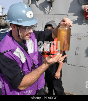 151122-N-MN 502-032 GEWÄSSER SÜDLICH VON JAPAN (Nov. 22, 2015) Gas Turbine Systems Mechaniker (mechanisch) Feuerwehrmann Taylor Poling prüft eine Kraftstoffprobe an Bord der Vorwärts - Einsatz der Arleigh-Burke-Klasse Lenkwaffen-zerstörer USS Stethem (DDG63) während ein unterwegs-Auffüllung mit der Flotte Auffüllung Öler USNS Tippecanoe (T-AO 199) während der jährlichen Übung (AE) 16. Stethem beteiligt sich an AE 16 Interoperabilität zwischen japanischen und amerikanischen Streitkräfte durch die Ausbildung in der Luft und auf See zu erhöhen. (U.S. Marine Foto von Leutnant Matthew Comer/Freigegeben) Stockfoto