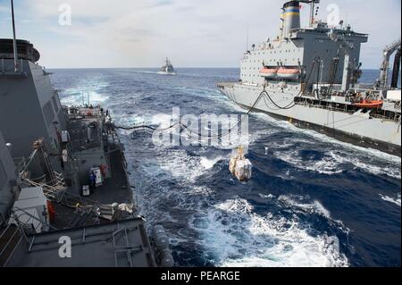 151122-N-UF 697-069 GEWÄSSER SÜDLICH VON JAPAN (Nov. 22, 2015) Der Einsatz der Arleigh-Burke-Klasse Lenkwaffen-zerstörer USS Stethem (DDG63) nimmt Teil an ein unterwegs-Auffüllung mit der Flotte Auffüllung Öler USNS Tippecanoe (T-AO 199) während der jährlichen Übung (AE) 16 Während die Ticonderoga-Klasse geführte-missile Cruiser USS Chancellorsville (CG62) bereitet Neben zu kommen. Stethem beteiligt sich an AE 16 Interoperabilität zwischen japanischen und amerikanischen Streitkräfte durch die Ausbildung in der Luft und auf See zu erhöhen. (U.S. Marine Foto von Mass Communication Specialist 2. Klasse Kevin V. Cun Stockfoto