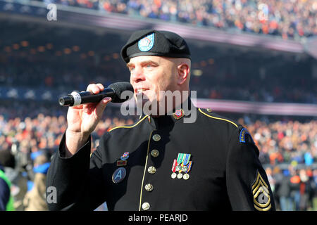 Us-Armee Sgt. 1. Klasse Randall Lawrence, US-Army Feld Band, singt die Nationalhymne während der Chicago Bears Veterans Day vor - Spiel Zeremonien bei Soldier Field in Chicago, November 22. Mehr als 100 Mitglieder nahmen an der Anerkennung ehrt Kriegsveteranen für Ihren Service. Generalleutnant Thomas Spoehr, Direktor, Armee von Business Transformation, Büro des Staatssekretärs der Armee, war die Führungsperson in Anwesenheit von Treffen mit Zuschauer dort und in Spiel und die Hälfte der Zeit Aktivitäten teilgenommen. (U.S. Armee Foto von Sgt. 1. Klasse Anthony L.Taylor/Freigegeben) Stockfoto