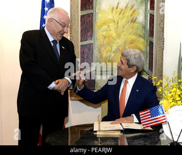 Außenminister John Kerry und der israelische Präsident Reuven Rivlin sprechen als Sekretär Kerry unterschreibt im Gästebuch bei der israelische Präsident tesidence in Jerusalem, Nov. 24, 2015. Stockfoto