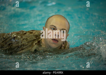 Rct. Jordan S. Puzz, Platoon 1005, Bravo Company, 1. rekrutieren Ausbildung Bataillon, schwimmt nach dem Sprung von einem 10-Fuß-Turm bei der grundlegenden Wasser überleben training November 16, 2015, auf Parris Island, S.C. Springen vom Turm simuliert Schiff aufzugeben. Puzz, 20, von Ocean Springs, Fräulein, ist zu graduieren, Jan. 15, 2016 geplant. Parris Island ist der Aufstellungsort des Marine Corps, Ausbildung rekrutieren seit Nov. 1, 1915. Heute, rund 19.000 Rekruten kommen auf Parris Island jährlich für die Chance, United States Marines werden durch dauerhafte 13 Wochen strenge, transformative Training. Parris Island ist Stockfoto