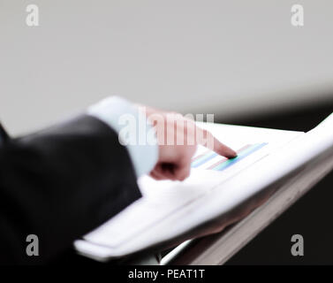 Bis zu schließen. Geschäftsmann Kontrollen in der finanziellen Daten Stockfoto