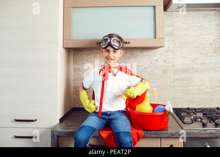 Ein Junge gekleidet wie ein Superheld in der Küche Stockfoto