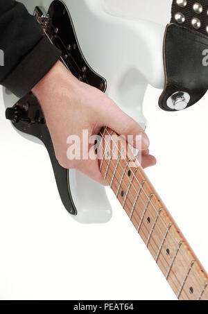 Close-up. moderne E-Gitarre in den Händen der Gitarrist. Stockfoto
