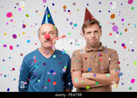 Unglücklich Jungs sind auf der Geburtstagsparty. Sohn und Vater sind verärgert und wollen nicht um Spaß zu haben. Lassen Sie uns versuchen, glücklich zu werden. Stockfoto