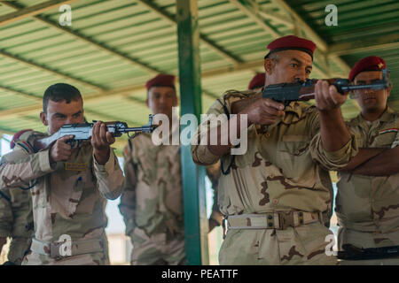 Irakische Soldaten zu Commando Bataillon, ninewa Operations Command zugeordnet, Clearing Techniken während urban Operations Training im Camp Taji, Irak, Nov. 11, 2015 lernen. Die Soldaten nahmen an der Ausbildung zu lernen, wie man richtig ein Gebäude von feindliche Kämpfer klar. Die Schulung ist Teil des gesamten Combined Joint Task Force - inhärenten Building Partner Kapazität mission Lösen, die militärische Fähigkeit der irakischen Sicherheitskräfte kämpfen ISIL zu erhöhen. (U.S. Armee Foto von SPC. William Marlow/Freigegeben) Stockfoto