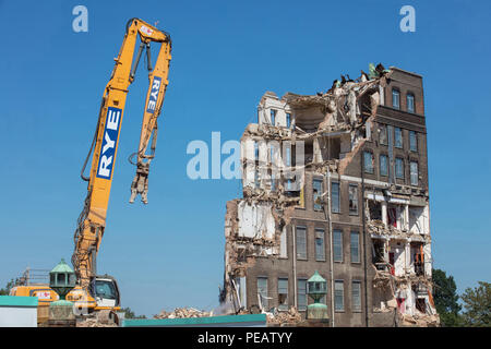 Abbruchausrüstung mit hoher Reichweite zum Abriss eines hohen Gebäudes. Allgemeine Übersicht Zusammensetzung für Abbruchfirmen, Vermietung und Verkauf, Bauingenieure. Stockfoto