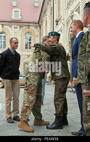 Generalleutnant Ben Hodges (zweiter von links), Kommandeur der United States Army Europe, teilt sich eine mit Generalmajor Jaroslaw Mika (Mitte), der Kommandant der 11 Lubuska gepanzerte Kavallerie Division, Polnische Armee, während seines Besuchs Thanksgiving Dinner mit Soldaten unterstützen Betrieb Atlantic lösen, Nov. 26, in Zagan, Polen zu teilen. Soldaten des 3.BATAILLON zugeordnet, 69. Armor Regiment, 1. gepanzerte Brigade Combat Team, 3rd Infantry Division, die in Polen wurden die Ruder seit Oktober, waren die amerikanischen Feiertag neben polnischen Partnern zu feiern. Betrieb Atlantic lösen Stockfoto