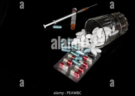 Diabetes Spritze und kapseln Medikamente auf schwarzem Hintergrund Stockfoto