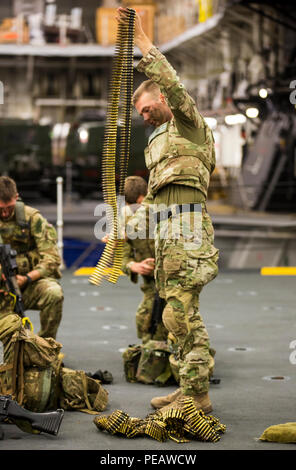 Einer in Großbritannien Royal Marine mit 45 Commando Munition während einer kombinierten Betrieb Teil der Übung Blue Raptor, Nov. 20, 2015 vorbereitet. Die Alliierten Maritime Basing-Initiative ist ein Proof-of-Concept der US- und NATO-Verbündeten zu einem Ganzjährigen, maritime - Crisis Response Force durch die Nutzung der amphibischen Kapazitäten in Europa aufhalten. (U.S. Marine Corps Foto: Staff Sgt. Keonaona C. Paulo/Freigegeben) Stockfoto