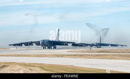 Zwei B-52H Stratofortress Bomber, die dem Air Force Global Strike Command Taxi zugewiesen wurden, während drei weitere am 8. November 2015 von der Minot Air Force Base in North Dakota während der Übung Global Thunder 16 starten. Der B-52H wird von acht TF33-P-3/103 Turbofan-Motoren angetrieben und dient der strategischen nuklearen und konventionellen Abschreckung. Dabei werden die Bereitschaft, die Führung und Kontrolle sowie die operative Koordinierung im Rahmen der strategischen Mission von USSTRATCOM bewertet, wobei die Fähigkeiten der Luftwaffe auf globaler Ebene hervorgehoben werden. Stockfoto