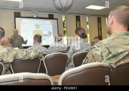 Leader mit 155 gepanzerte Brigade Combat Team, Mississippi Army National Guard hören Oberstleutnant Bryan Logan, Kommandant der 6. Staffel, 9th Cavalry Regiment, 3. gepanzerte Brigade Combat Team, 1.Kavallerie Division, wie er über die Erfahrung seines Einheit an der National Training Center in Fort Irwin, Kalifornien während ein Briefing Nov. 19 in Fort Hood, Texas, erzählt. Logan hob die Bedeutung von Sicherheit, Planung und Instandhaltung in seiner Präsentation. Stockfoto