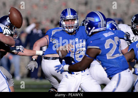 Falcon quarterback Karson Roberts, ein älterer, Plätze, um den Ball zurück laufen Bryan Driskell, ein Jüngeres, wie die U.S. Air Force Academy Falcons besiegten die Utah State Aggies 35-28 in einem Schlüssel Gebirgswestkonferenz matchup am Falcon Stadion in Colorado Springs, Colo., Nov. 14, 2015 statt. (Air Force Foto von Mike Kaplan/freigegeben) Stockfoto