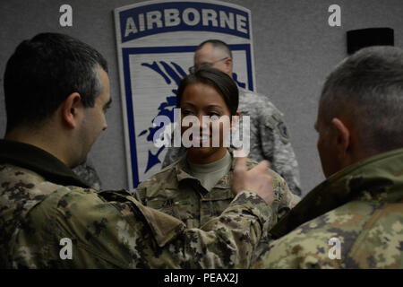 Us-Armee Kapitän Michelle Zak stellt sich Italienische airborne Personal in Fort Bragg, N.C., Nov. 11, 2015. Betrieb Spielzeug Drop ist der weltweit größte kombinierten Betrieb mit sieben Partner - nation Fallschirmjäger teilnehmenden und Soldaten erlaubt, die Möglichkeit, Kindern in Not zu helfen, überall Spielwaren für den Urlaub erhalten. (US Army Foto von Pfc. Darion Gibson/Freigegeben) Stockfoto