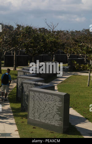 Am 24. November 2015 las ein Marine im Okinawa Prefectural Peace Memorial Museum in Japan die Namen von Soldaten, die während der Schlacht von Okinawa starben. Das Denkmal enthält über 250.000 Namen amerikanischer und japanischer Mitarbeiter. Die Zeremonie ehrt Opfer, erinnert an gefallene Mitglieder des Dienstes und spiegelt die historische Bedeutung der Schlacht wider. Die Veranstaltung beleuchtet die Rolle der Marines, der Spezialisten für Landungsunterstützung und der 31st Marine Expeditionary Unit bei der Bewahrung des militärischen Erbes und der Erinnerung an die gemeinsame Geschichte. Stockfoto