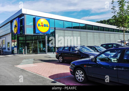 Lidl Supermarkt Deutschland Parkplatz Autos Lidl Parkplatz, Lidl Supermarkt Lidl Store Parkplatz Lidl Logo Store Shop, außerhalb Vorort Discount Company Stockfoto