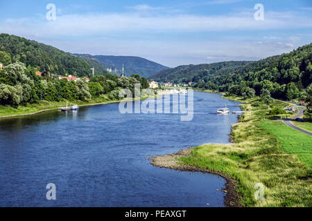 Elbe Deutschland in der Sächsischen Schweiz bei Bad Schandau, Elbtal Deutschland Sommerlandschaft Wildtierkorridor Stockfoto