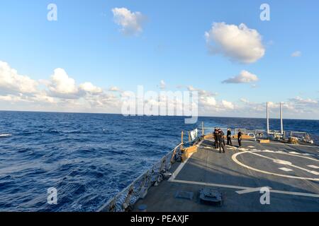 151130-N-XT 273-333 MITTELMEER (Nov. 30, 2015) Segler führen kleine Arme Training an Bord der USS Ross (DDG71) Nov. 30, 2015. Ross, einer der Arleigh-Burke-Klasse geführte-missile Destroyer, vorwärts zu Rota, Spanien bereitgestellt werden, ist die Durchführung einer Routinepatrouille in den USA 6 Flotte Bereich der Maßnahmen zur Unterstützung der US-amerikanischen nationalen Sicherheitsinteressen in Europa. (U.S. Marine Foto von Mass Communication Specialist 2. Klasse Justin Stumberg/Freigegeben) Stockfoto