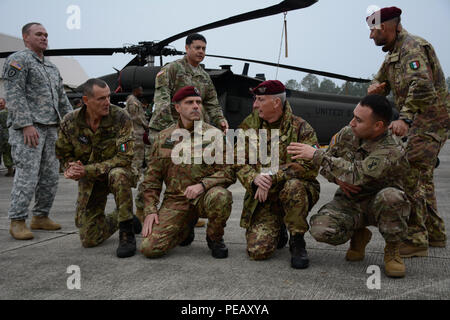 Ein Soldat der US-Armee und Italienischen jumpmasters Praxis Sprungbefehle außerhalb einer UH-60 Black Hawk in Vorbereitung für den Betrieb Spielzeug Drop in Fort Bragg, N.C., Dez. 1, 2015. Betrieb Spielzeug Drop ist der weltweit größte kombinierten Betrieb mit sieben Partner - nation Fallschirmjäger beteiligt und wird von der US-Armee die zivilen Angelegenheiten und psychologische Operationen des Befehls gehostet werden. (U.S. Armee Foto von Pfc. Darion Gibson/Freigegeben) Stockfoto