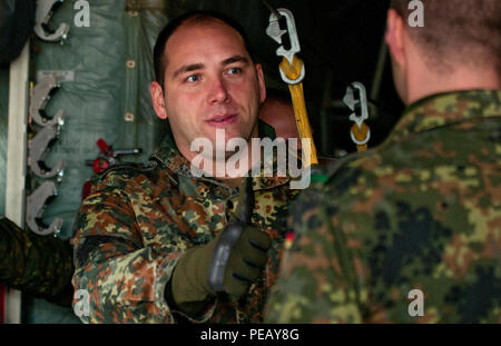 Ein deutscher Soldat gibt dem jumpmaster mit dem Daumen nach oben in die Luft Operationen am Dez. 1, 2015 hier. Diese Einarbeitung Training ist in der Vorbereitung für die 18. jährlichen Randy Oler Memorial Betrieb Spielzeug Fallen, bewirtet durch die US-Armee die zivilen Angelegenheiten & psychologische Operations Command (Airborne), für Dez. 4 und 5, 2014 in Fort Bragg, N.C. geplant Betrieb Spielzeug Drop ist der weltweit größte kombinierten Betrieb mit sieben NATO-Partner nation Fallschirmjäger teilnehmenden und Soldaten erlaubt, die Möglichkeit, Kindern in Not zu helfen Spielwaren für den Urlaub erhalten. (U.S. Armee Foto von SPC. Ein Stockfoto