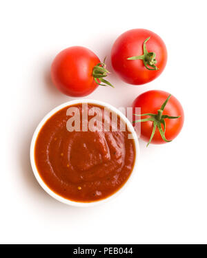 Tomaten und Ketchup auf weißem Hintergrund. Stockfoto