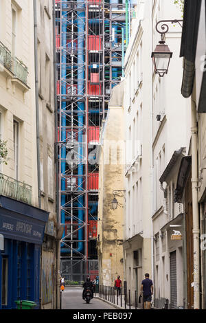 Centre Pompidou aus einer engen Straße La Rue Geoffroy-l'Anjou in Marais, Paris gesehen. Frankreich. Stockfoto