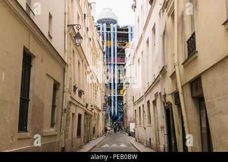 Centre Pompidou aus einer engen Straße, Rue Simon le Franc im Marais, Paris gesehen. Frankreich. Stockfoto