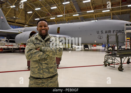 Staff Sgt. Jarrell Haynes, 92nd Maintenance Squadron periodische zeitungleiche Crew Chief, wurde auf die Spokane School Board für Spokane öffentlichen Schulen an November 3, 2015, gewählt in Spokane, Washington Haynes besiegte Rocky Treppiedi von mehr als 1.000 Stimmen für eine Position auf dem Brett für School District 81. (U.S. Air Force Foto/Airman 1st Class Mackenzie Richardson) Stockfoto