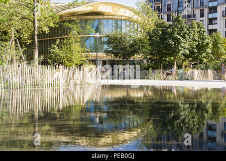 Forum des Halles Shopping Mall und seinem Spiegelbild im Wasser. Stockfoto