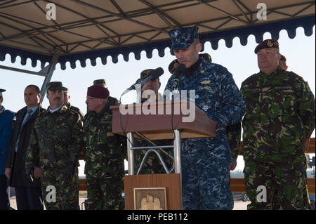 151203-N-ZE 250-189 DEVESELU, Rumänien (31. 03, 2015) Cmdr. Engel Santiago, Executive Officer, Naval Support Facility Deveselu, Rumänien, spricht während der Rumänischen 99th Military Base Battle Flag und Ändern des Befehls Zeremonie in Deveselu, Rumänien Dez. 3, 2015. Eine rumänische Battle Flag wird nur einmal an eine militärische Einheit erteilt, und es muss verdient werden. Die Fahne symbolisiert die Einheit und ist Vertreter der harten Arbeit, die die Einheit und Exzellenz. (U.S. Marine Foto von Mass Communication Specialist 3. Klasse Weston Jones/Freigegeben) Stockfoto