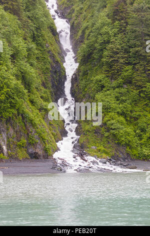 Hohe schmale Wasserfälle in Keystone Canyon auf dem Richardson Highway in Valdez, Alaska Stockfoto