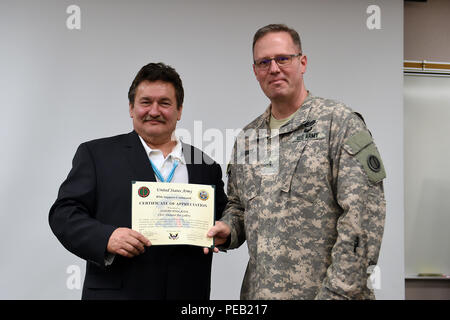 Joseph Podlasek, Links, Gründungsmitglied und Vizepräsident der National Urban indische Familie Koalition, erhält ein Zertifikat, das von Wertschätzung aus Army Reserve Brig. Gen. Frederick R. Maiocco jr., Kommandierender General, 85. Unterstützt den Befehl, während der Befehl Native American Heritage Einhaltung Dez. 5, 2015. Podlasek wurde eingeladen, etwas Licht auf die Native Amerikanische Geschichte zu beleuchten und wie es Riegel in ihren Dienst für die Vereinigten Staaten als Nummer eins der Ethnizität in den Streitkräften zu erbieten. Podlasek sagte eins-in-vier gebürtigen Amerikaner, die der Bundeswehr. (Foto von Sgt. Aaron Berogan) Stockfoto