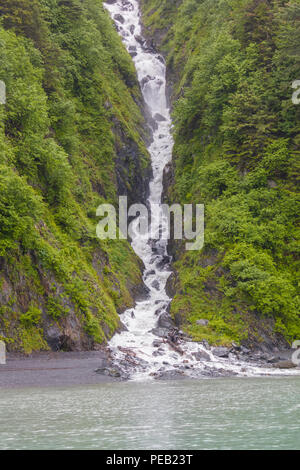 Hohe schmale Wasserfälle in Keystone Canyon auf dem Richardson Highway in Valdez, Alaska Stockfoto