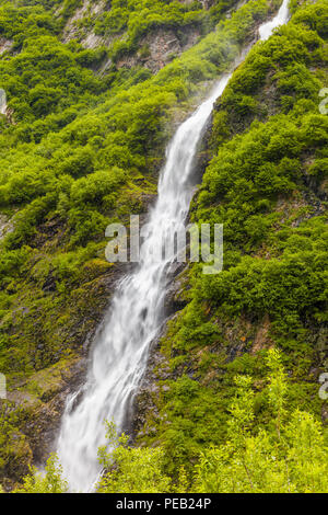 Hohe schmale Wasserfälle in Keystone Canyon auf dem Richardson Highway in Valdez, Alaska Stockfoto