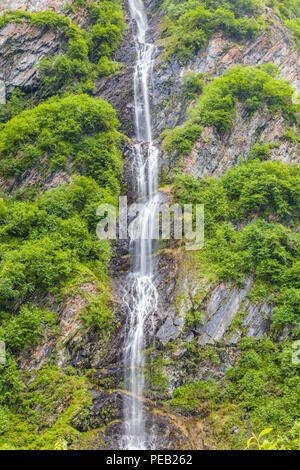 Hohe schmale Wasserfälle in Keystone Canyon auf dem Richardson Highway in Valdez, Alaska Stockfoto