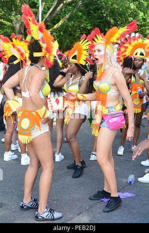 Das Foto wurde von einigen Tänzerinnen und Tänzer in der Karibik Kostüme an der Notting Hill Carnival in London am 28/08/17, ein Feiertag in Großbritannien. Stockfoto