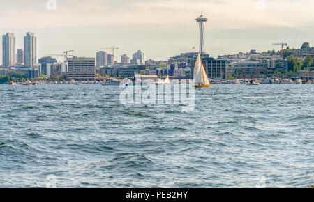 Seattle Skyline der Stadt mit der Space Needle aus eine Bootsfahrt auf dem Lake Union, Seattle, Washington Stockfoto