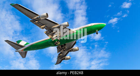 Eine grüne und weiße 747 Landung auf dem Internationalen Flughafen von Vancouver an einem sonnigen Tag. Stockfoto