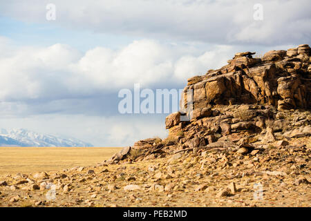 Die Steppe und die Berge im Westen der Mongolei. Stockfoto