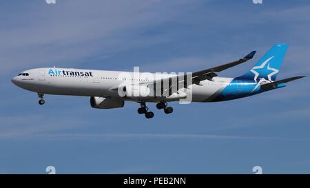 Air Transat Airbus A330 C-GTSO in neuer Farbgebung auf kurzen Finale für Start- und Landebahn 26L in London Gatwick, LGW EGKK am Samstag, den 11. August 201 Stockfoto