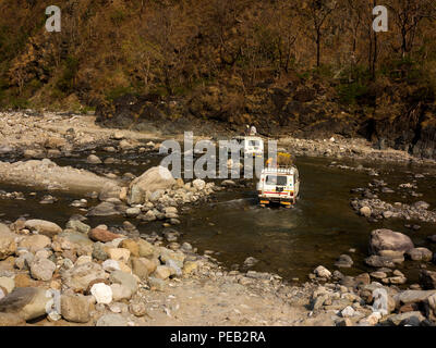 Vor kurzem eröffnete Straße von Chalti zu Chuka Dorf durch die Ladhya Fluss, Kumaon Hügel, Uttarakhand, Indien Stockfoto