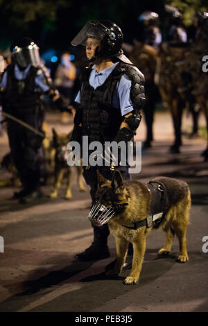 Rumänien, Bukarest - 10. August 2018: Polizei Mann mit ausgebildeten Hund Stockfoto