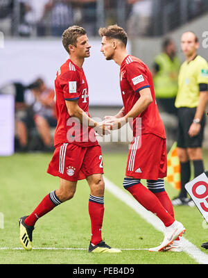 Frankfurt am Main, Deutschland. 12 August, 2018. Eintracht Frankfurt - FC Bayern München, Frankfurt, August 12, 2018 Thomas Mueller, MÜLLER, FCB 25 Leon Goretzka, FCB 18 ändern, Substitution, Eintracht Frankfurt - FC BAYERN MÜNCHEN 0-5 DFL-Bestimmungen verbieten die Verwendung von Fotografien als BILDSEQUENZEN UND/ODER QUASI-VIDEO. DFL SUPERCUP, 1. Fußball-Bundesliga, Spieltag, Frankfurt, 12. August 2018, Saison 2017/2018 © Peter Schatz/Alamy leben Nachrichten Stockfoto