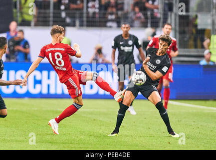 Frankfurt am Main, Deutschland. 12 August, 2018. Eintracht Frankfurt - FC Bayern München, Frankfurt, August 12, 2018 Leon Goretzka, FCB 18 konkurrieren um die Kugel, Bekämpfung, Duell, Schneidwerk gegen Lucas TORRO, FRA 16 Eintracht Frankfurt - FC BAYERN MÜNCHEN 0-5 DFL-Bestimmungen verbieten die Verwendung von Fotografien als BILDSEQUENZEN UND/ODER QUASI-VIDEO. DFL SUPERCUP, 1. Fußball-Bundesliga, Spieltag, Frankfurt, 12. August 2018, Saison 2017/2018 © Peter Schatz/Alamy leben Nachrichten Stockfoto