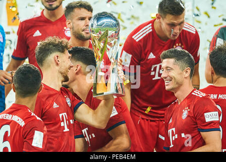 Frankfurt am Main, Deutschland. 12 August, 2018. Eintracht Frankfurt - FC Bayern München, Frankfurt, August 12, 2018 Robert Lewandowski, FCB 9 Trophäe, Leon Goretzka, FCB 18 Sandro Wagner, FCB 2 Feier Eintracht Frankfurt - FC BAYERN MÜNCHEN 0-5 DFL-Bestimmungen verbieten die Verwendung von Fotografien als BILDSEQUENZEN UND/ODER QUASI-VIDEO. DFL SUPERCUP, 1. Fußball-Bundesliga, Spieltag, Frankfurt, 12. August 2018, Saison 2017/2018 © Peter Schatz/Alamy leben Nachrichten Stockfoto